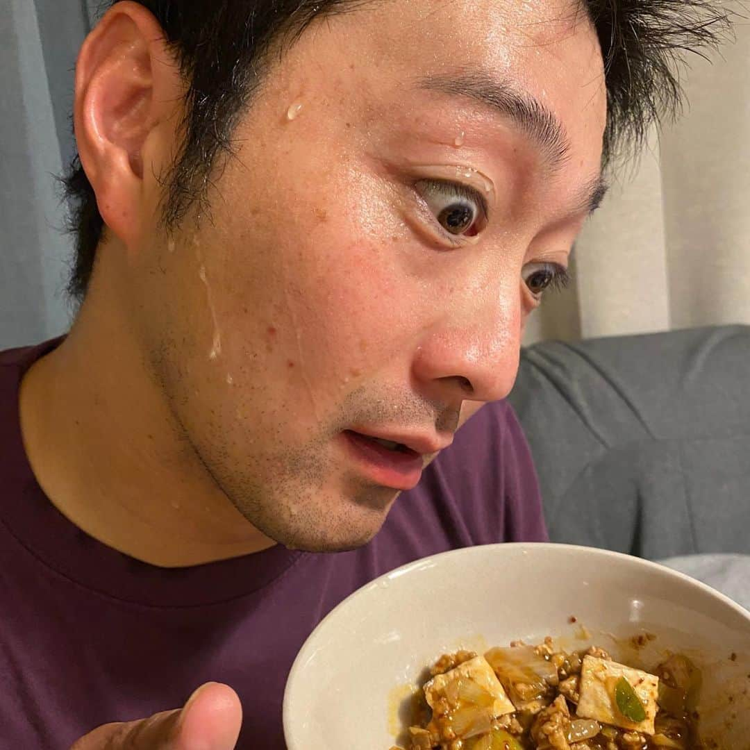 宮下純一さんのインスタグラム写真 - (宮下純一Instagram)「今日は麻婆豆腐にチャレンジ😘いやーーーー本格的なの作ってしまって辛い辛い😆5枚目の写真プール上がり並みです💦💦竹輪の磯辺揚げもおつまみに最高😻👍#おうち時間 #おうちごはん #麻婆豆腐 #辛いもので汗かく💦 #プール上がり並みの濡れ方 #お風呂に入ったのに汗だく💦 #磯辺揚げちくわ」5月19日 21時16分 - junichi1017