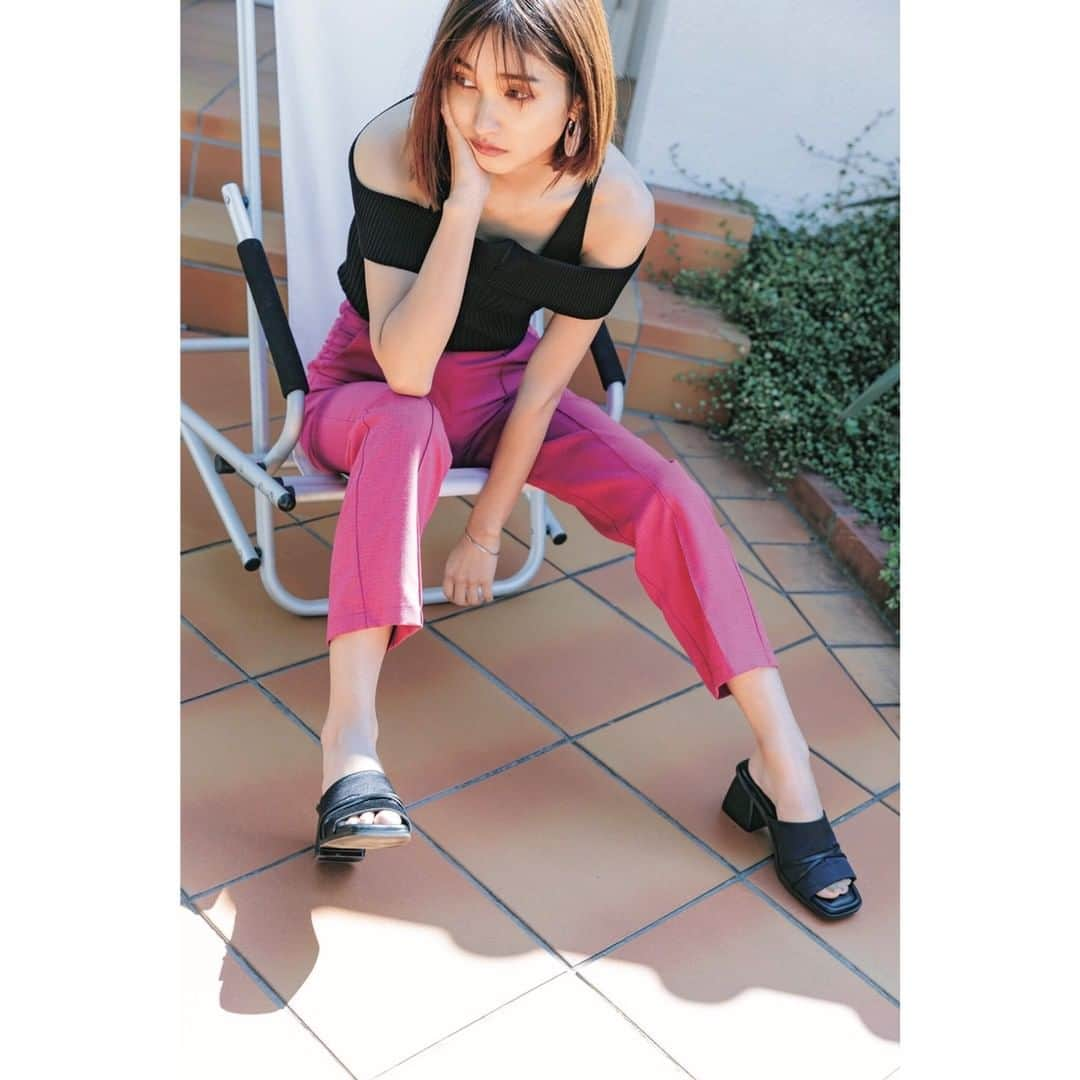 EMODAさんのインスタグラム写真 - (EMODAInstagram)「ㅤㅤㅤ  EMODA×JELLY 掲載  ㅤㅤㅤㅤㅤㅤ ㅤㅤ ・2WAY V NECK FIT TOP ¥4,500+tax ・PIN TUCK STRAIGHT PT ¥6,900+tax ・DOCKING CLEAR HOOP PIERCE ¥2,500+taxㅤㅤㅤㅤㅤㅤ ・OVAL HOOP BRACELET ¥2,900+tax ・CROSS LINE SANDALS ¥9,800+taxㅤㅤㅤㅤㅤㅤㅤㅤㅤㅤㅤㅤㅤㅤㅤ  ㅤㅤㅤㅤ RUNWAYchannelにて掲載アイテムも公開中!! プロフィール（ @emoda_official ）のURLからチェック✔ ㅤㅤㅤ  ㅤㅤㅤ #EMODA #RUNWAYchannel #JELLY #安井レイ @emoda_snap ㅤㅤㅤㅤ」5月19日 21時10分 - emoda_official