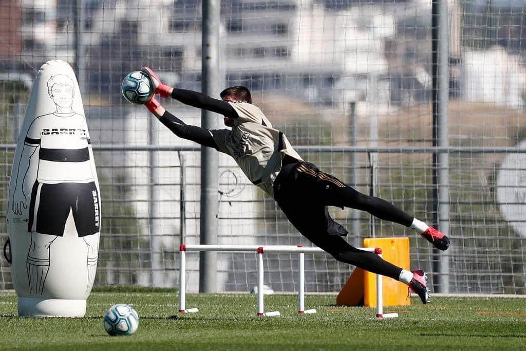ティボ・クルトゥワのインスタグラム：「Más lejos! Seguimos! ⛔️ #HalaMadrid 🤍」