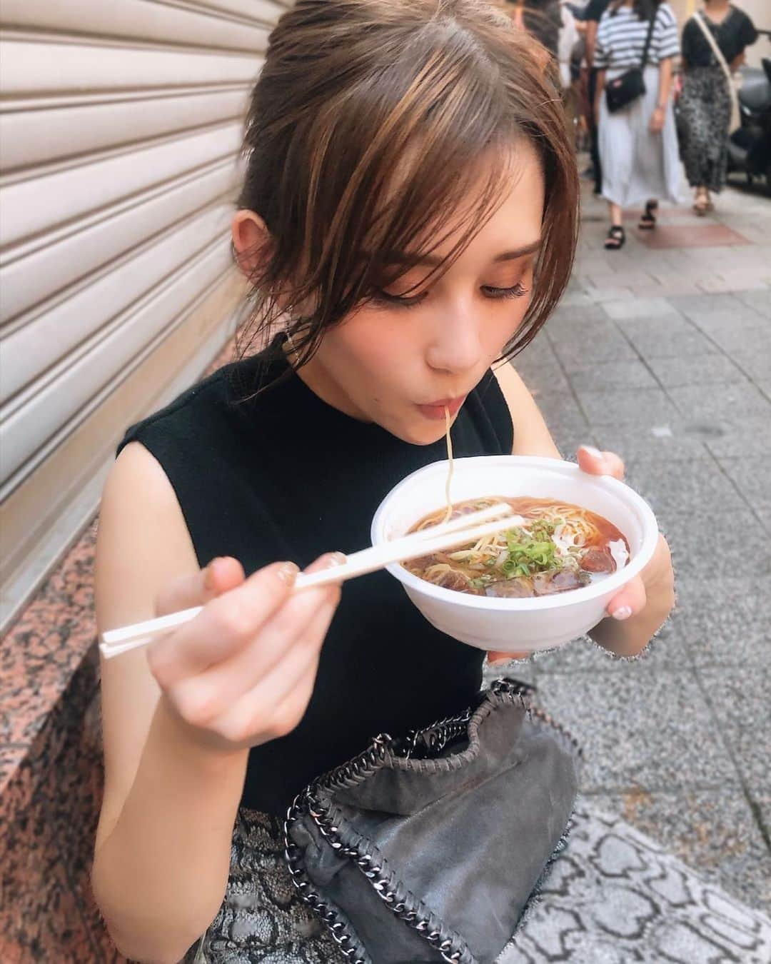 高島ゆみさんのインスタグラム写真 - (高島ゆみInstagram)「. . . 去年の花火大会の時の🎆 . 花火始まるまでの 屋台の食べ歩きすき😋💓笑 . 今年は中止のとこが多いみたいで 見れそうにないね😢 . . . #花火大会#花火」5月19日 21時13分 - yumi_tksm