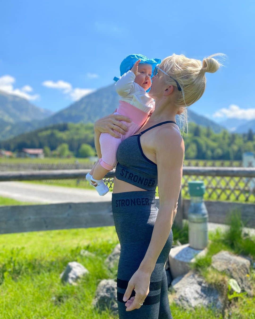 アリオナ・サフチェンコさんのインスタグラム写真 - (アリオナ・サフチェンコInstagram)「Enjoying the sun with my little one 🥰 feeling comfortable & strong with @stronger 💪 _ Use code ALJONA20 on the @stronger website for 20% off! Offer only lasts for one week from today so be sure to check out the amazing products 💪 _ #strong #strongersweden #stronger #sun #clothing #sport #family」5月19日 21時14分 - aljonasavchenko