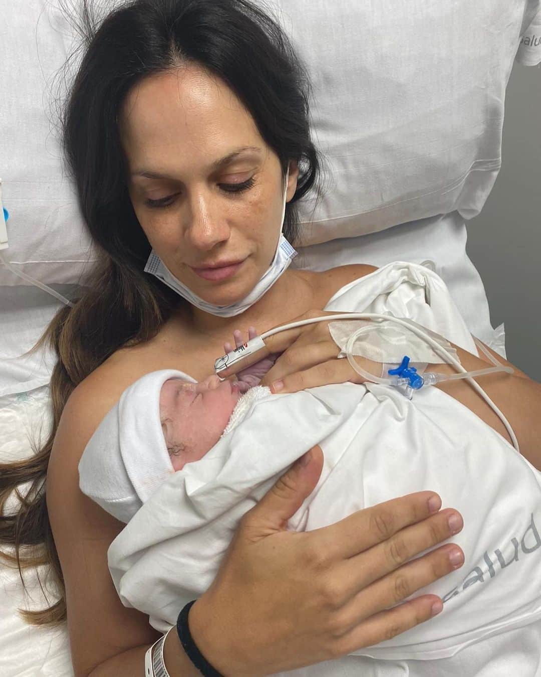 ヘスス・フェルナンデス・サエスのインスタグラム：「Estas con nosotros pequeña. Ya eres una más con tu hermanito. Bienvenida princesa te queremosBianca. Mami campeona @alissrodriguezz 🥰 💖」