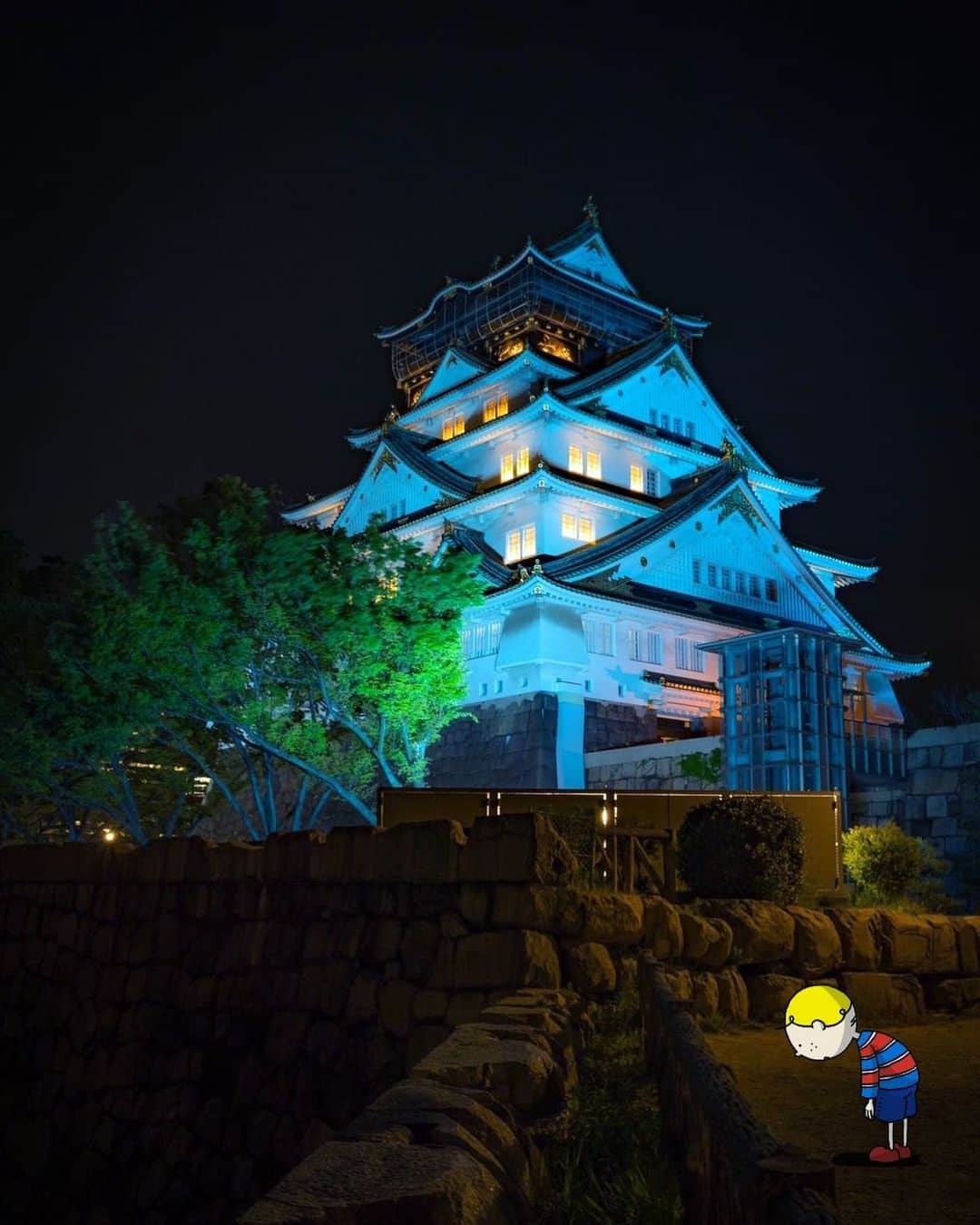 のインスタグラム：「Osaka Castle is lit in blue every Thursday in honor of all healthcare workers in the fight against Covid-19 💡 by @secretagent_wesanderson  大阪城では医療従事者のみなさまへ敬意を込めて、毎週木曜にライトアップを実施してるで💡 ほんまおおきに！ Photo by @secretagent_wesanderson ————————————————————— #maido #withOsakaBob #OSAKA #osakatrip #japan #nihon #OsakaJapan #大坂 #오사카 #大阪 #Оsака #Осака #โอซาก้า  #大阪観光 #大阪城公園 #Osakacastle  #大阪城」