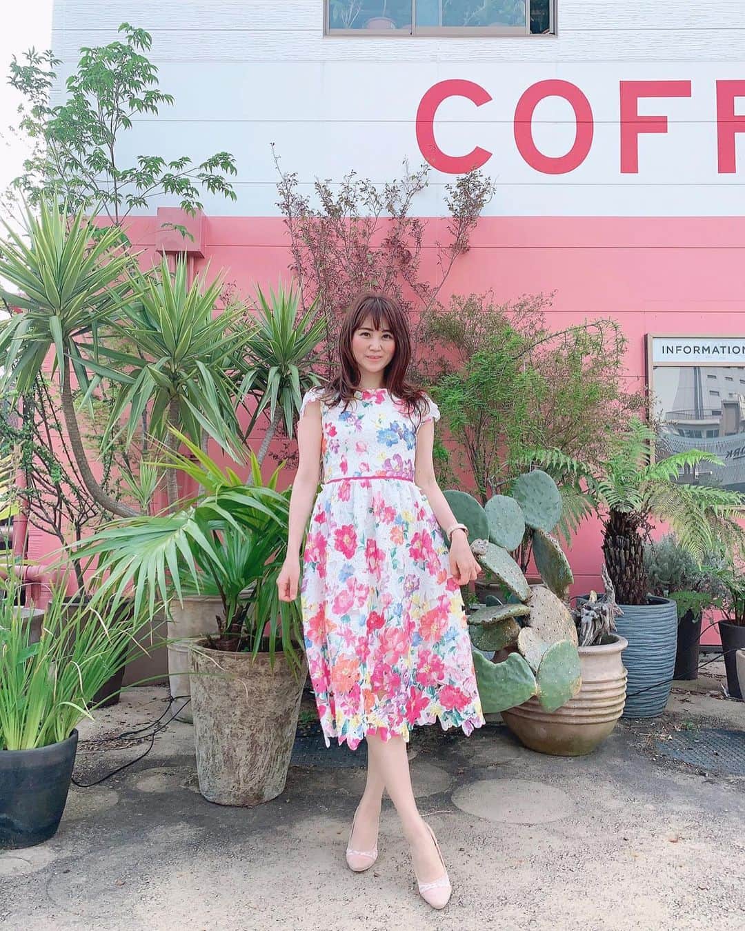 のインスタグラム：「このところ、お天気が雨ですね☔️ 晴れた日の、#過去pic 💐  東京もそろそろ緊急事態宣言が解除されそうですね😊  今週は、登校日もあるので ちょっと楽しみです🏫🎒 👗→#chesty @chesty_official 🌼  #シェアグリーン南青山 #sharegreenminamiaoyama #flowergarden #greengarden #minamiaoyama #minatoku  #stayhome #keepdistance #parkwalk」