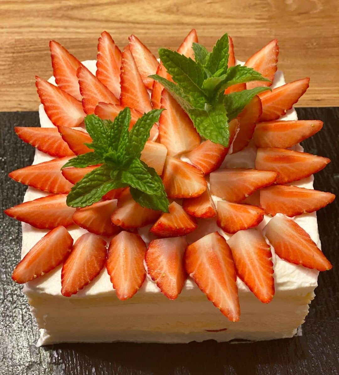 Nazukiのインスタグラム：「🎂 𝗧𝗮𝗶𝘄𝗮𝗻 𝗰𝗮𝘀𝘁𝗲𝗹𝗹𝗮 𝗰𝗮𝗸𝗲 🎂  前に☝🏻 @bzarrie が台湾カステラ作っていて、美味しそうだったから一緒に作りました💕😋💕😋 ほんとに激美味❤️❤️❤️ 久々にお菓子作りしたくけど😂 楽しい👍👍 @ren_ryu_littlboy  レンも初めてお菓子作りに参加して、楽しそうだったし😊  最後の仕上げは、シェフのリエちんの旦那さんが🍓仕上げて芸術作品ケーキに仕上げてくれました👏🏻✨ Stay Home ケーキ作り🎂  Thank you💕  #taiwancastella #taiwancastellacake  #cake #cooking #cakemaking  #stroberry #stayhome #myson #2yeassold #台湾カステラ　#台湾カステラケーキ　#ケーキ作り」