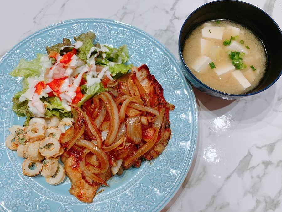 田中れいなさんのインスタグラム写真 - (田中れいなInstagram)「. #れーなご飯👩🏻‍🍳💎 1枚目は 生姜焼き♡ 2枚目はなんか練り物パラダイスになった。笑 賞味期限近いのから使いました😂 *☼*―――――*☼*――――― #おうち時間 #れーなご飯 #料理 #クッキング #生姜焼き #魚肉ソーセージ #お味噌汁 #photo #Instagram #instagramjapan #cooking」5月19日 21時18分 - tanakareina.lovendor