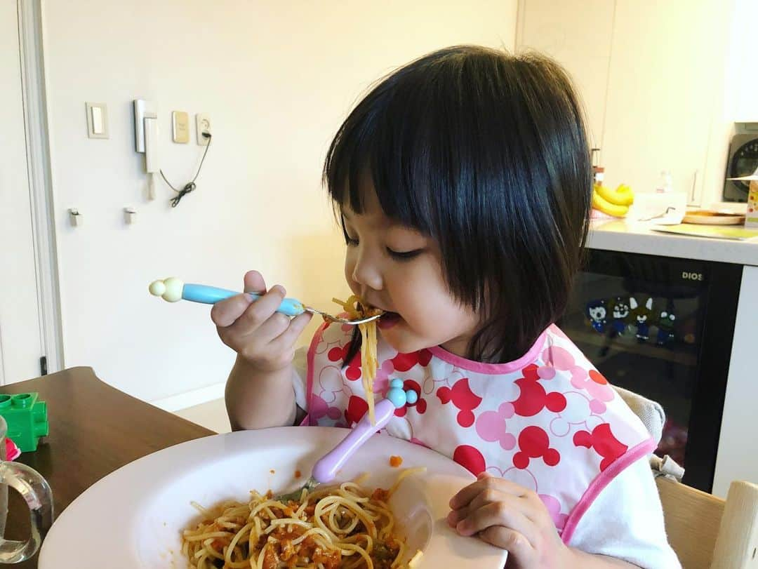 秋葉里枝さんのインスタグラム写真 - (秋葉里枝Instagram)「먹고 싶다고 생각난 음식을 함께 만들어보고 맛있게 되고 함께 맛있게 먹는것. 집콕생활의 최고의 행복🌿 오늘도 수고 많으셨습니다🥰 머리는 정리도 안되고 생얼로 죄송해용 ㅋ 食べたいって思った料理を 一緒に作り 美味しく出来て 一緒に満足に食べる。 それがお家自粛生活の中の 最高の幸せ🌿 今日もお疲れ様でした🥰 髪ボサボサのすっぴんですみません😂」5月19日 21時21分 - rie_akiba