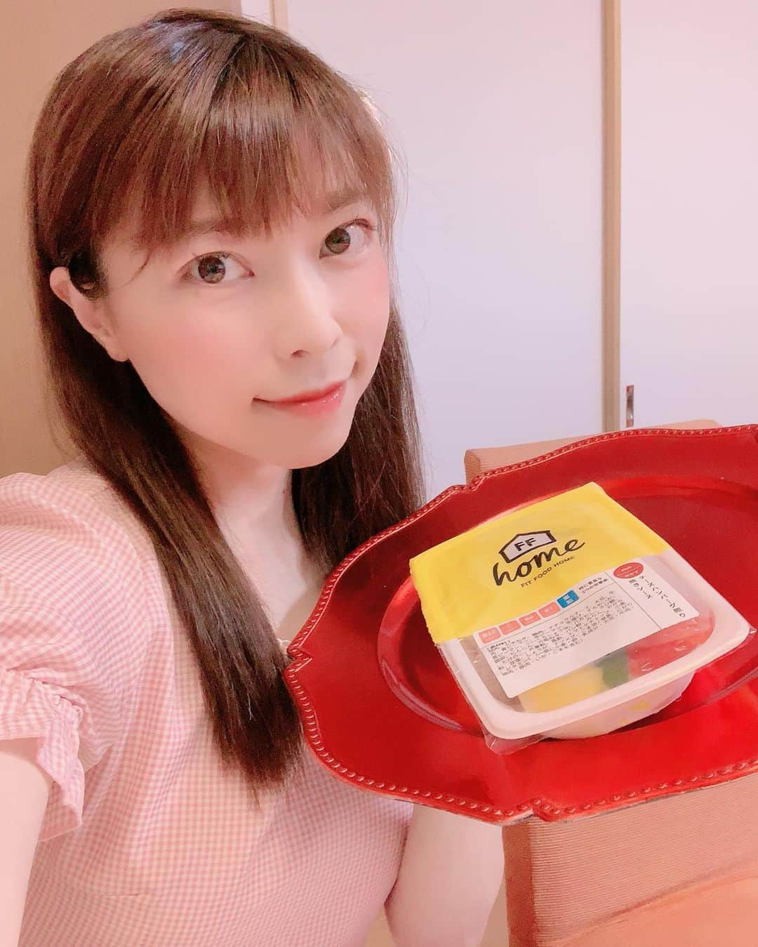 DJ MIYAさんのインスタグラム写真 - (DJ MIYAInstagram)「こんばんは❤️(o^^o)お得情報だよぉ💓 . ‪FIT FOOD HOMEさんのおかず❤️‬ ‪低カロリー、低糖質、なのに食べ応え抜群で美味しーい！‬ . ‪招待コード‬ ‪「miyamiya」で‬ ‪10%OFFクーポンゲットしてね❤️‬ WEBで簡単オーダー💓 ‪https://store.tavenal.com/‬ . . @fitfood_home  ママミール、ダイエットミール、サプリごはんもおすすめ。  こちらの写真のdinnerは、おかずミール❤️ 低カロリー、低糖質、なのに食べ応え抜群で  贅沢気分❤️ 三品で糖質15g の超低糖質！！❤️ . .  すごーい❤️どのお料理も、めっちゃ美味しいんでーす❤️ ★ハンバーグのチーズグラタン ★チーズハンバーグの照り焼きソース ★ビーフストロガノフ ★サーモンの香草パン粉焼き 2種ソース  などシェフ監修のお料理だからかなり本格的❤️ . .  レンジで温めるだけだし、plateには Main dishと、side dish2種類入っているので野菜も🥦🥬ばっちり摂れるので嬉しい😃  忙しい方にもぴったりです！  https://store.tavenal.com/ . . .  #おうちごはん #FITFOODHOME #家でごはん #レンジでチン #お家でごはん  #低糖質 #糖質 #ハンバーグ #お惣菜 #お惣菜セット #おこもりday #ステイホーム週間 #ステイホーム #quarantine #今日のディナー #インスタグラマー #インフルエンサー #旅インスタグラマー #ブロガー #グルメ女子 #グルメ #レンチングルメ #簡単調理 #グルメ好き #ディナー #お母さんいつもありがとう  #今日の晩ご飯 #糖質オフ #低GI  #ロカボダイエット」5月19日 21時21分 - dj_miya