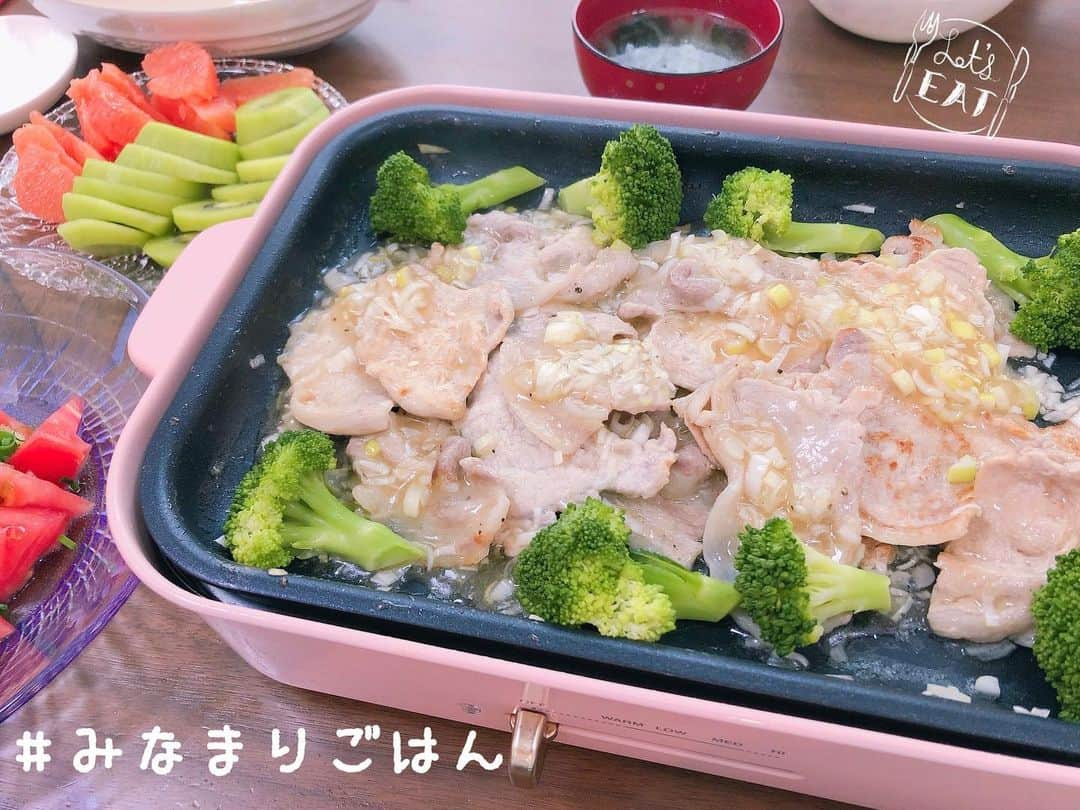 南まりかのインスタグラム：「. 本日のBRUNOランチは、 豚肉ネギ塩焼き🍴  片栗粉でトロミをつけたので、豚肉にネギ塩ダレが絡んで美味しかった♬  ご飯がススムのでランチにオススメ🍙  #bruno #ホットプレート料理 #お昼ごはん  #みなまりごはん #豚肉ネギ塩焼き #焼くだけ簡単  #ご飯がすすむ #ランチタイム」