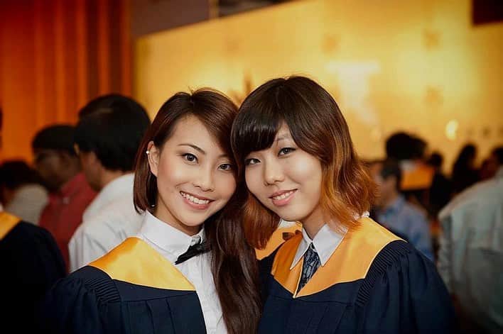 ソニアのインスタグラム：「After doing a series of live streams for Singapore Institute of Technology, it got me thinking of this time 9 years ago - Class of 2011 @ngeeannpoly! It’s sad to see that things like orientation camps and graduation ceremonies aren’t able to happen during this period of time. These are memories I treasure - tears were shed, hugs were exchanged and photos were taken to emboss this moment in history: WE GRADUATED. We made it! The same feelings came back for my University commencement as well. . I just want you to know that if you’re going through this phase in life, I’m thinking of you! I had some of the best years and experiences in tertiary education, and I’m confident that you will too, despite the circumstances. Sending you support and love 🌝 . This space isn’t just about work and the things I do in my professional life - it’s also about sharing more about myself to let you know that you’re not alone in this journey ♥️ . These photos start with @lenneigh and I (I remember we were rushing to put our makeup on while making our way there🤣), the second photo is me wielding the coolest device back then - the Blackberry!! @ohmygodkaren has now relocated to Japan just like @diyanahm, @zippyapplelips is in Mexico and @wxrpedbeauty is here (thank god 😅) MISS U GUYS EVERY DAYYYYY」