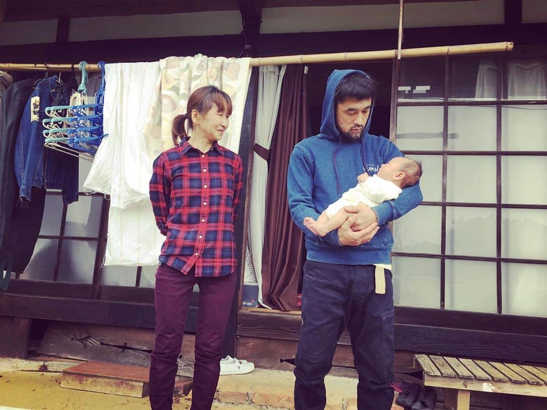 のインスタグラム：「先日、産後から二ヶ月のサポートをしてくれたゆっこのお母さんが徳島へ帰った。布オムツ出来てたのはおかげさまで。だいぶ動けるようになったゆっこは授乳と洗濯と炊事+商店ごとで1日が終わっていく。俺は野良仕事と発信と学習で、なかなか音楽制作に辿りつかない日々。意地でも合間に織り込んでいく。それか今の2倍に体力増やす。この一冬の鬼の薪割り生活で1.25倍くらいにはなったと思う。ウエイトも増した。 あ、お母さん 本当にありがとうございました。このコロナ禍、次お会いするのはいつになるやら。生後2ヶ月、本当にお陰様で良い日々でした。」