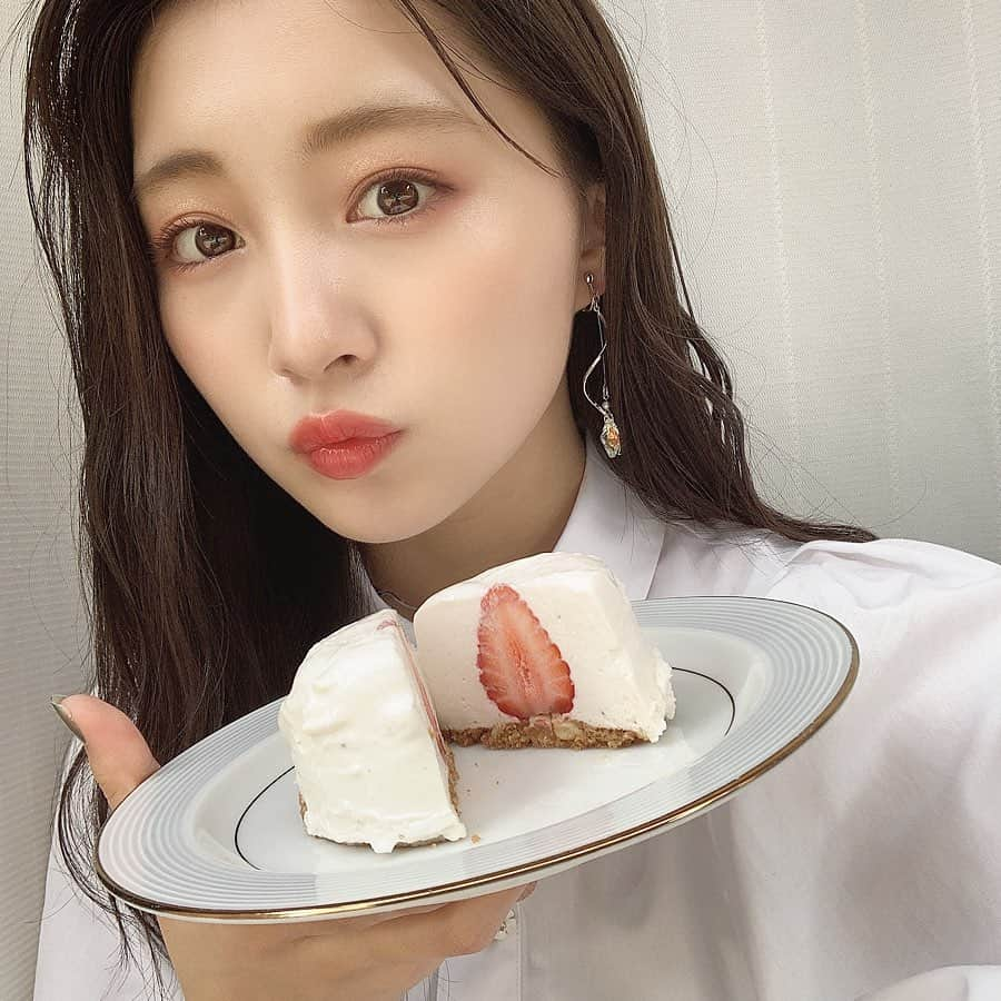 山本彩加さんのインスタグラム写真 - (山本彩加Instagram)「﻿ ＊yogurt cheesecake＊﻿ ﻿ ﻿ ﻿ すごく簡単！﻿ ヨーグルトチーズケーキを作ってみました！！﻿ ﻿ ﻿ 材料は﻿ ・オイコスヨーグルト﻿ ・クリームチーズ　大さじ2﻿ ・いちごジャム　小さじ1﻿ ・ゼラチン　2.5g﻿ ﻿ ・いちご　1個﻿ ・ビスケット　１枚﻿ ﻿ ゼラチンは水を入れて、レンジであたため﻿ あとは全部混ぜるだけ！！！！﻿ ﻿ ﻿ ポイントは、ヨーグルトを大さじ1くらいをとっておいて、ヨーグルト・クリームチーズ・いちごジャムを入れてまずダマができなくなるまでしっかりと混ぜてから、最後にゼラチンをいれてしっかりと混ぜることです！！！！﻿ (私一回ここで失敗したから、ここ注意してねっ！)﻿ ﻿ いちごは最後に入れて、ビスケットで蓋をする感じっ！！！﻿ ﻿ ﻿ あとは、冷蔵庫で4時間ほど冷やしたら完成です✨﻿ ﻿ ﻿ ﻿ ヨーグルトでヘルシーなのでおすすめっ！！﻿ ﻿ ﻿ ﻿ ﻿ ﻿ 簡単にできちゃうので、試してみてねっ♡﻿ ﻿ ﻿ #ヨーグルトチーズケーキ　#おうちカフェ　#おうち時間　#stayhome」5月19日 21時42分 - ayaka48_yanyan