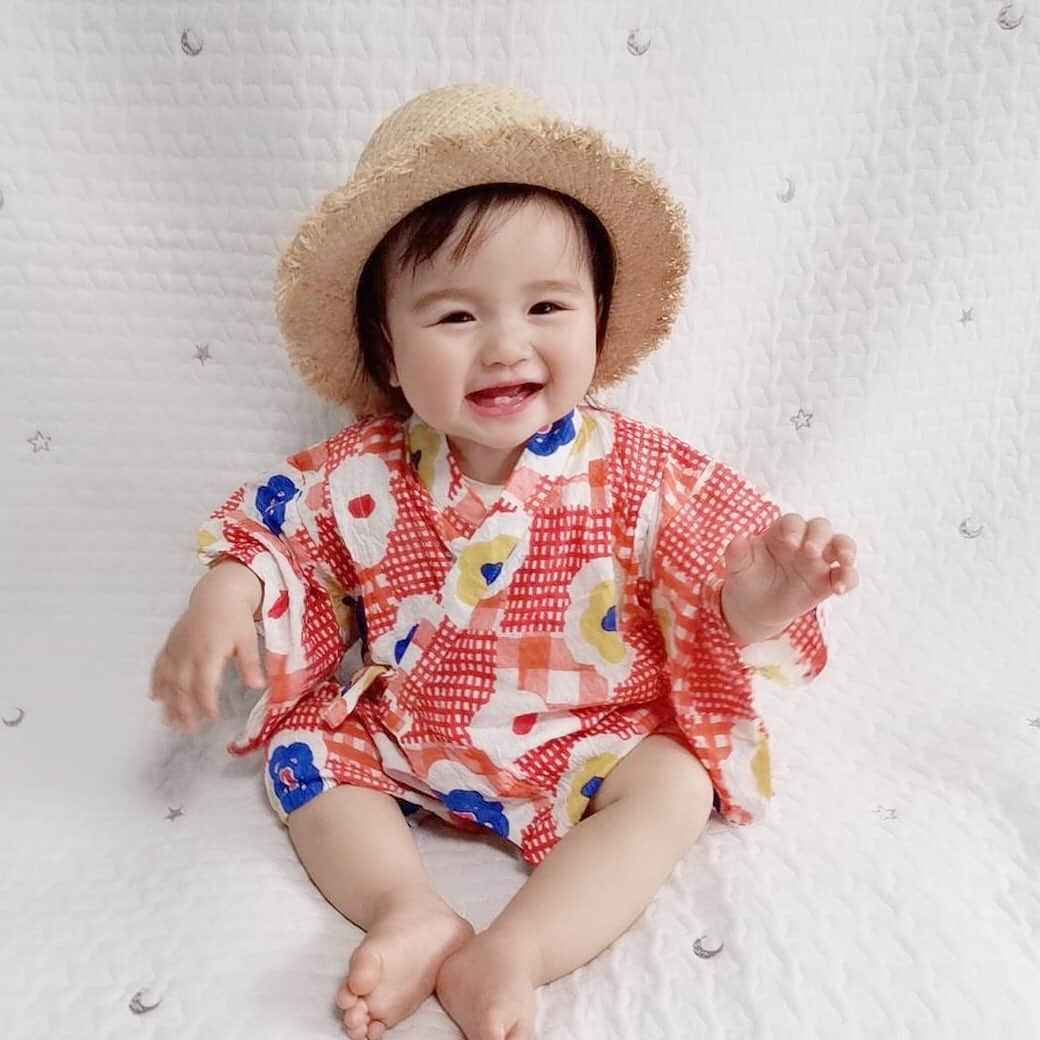 かわいいベビー服・子供服Babychuさんのインスタグラム写真 - (かわいいベビー服・子供服BabychuInstagram)「【新作ゆかた＆甚平😉ぞくぞく再入荷👘】 . 子どもの成長は毎年写真に残さなきゃ😽💕 浴衣や甚平で、可愛いフォトを撮ってあげましょ📸 . 👧毎年人気の着くずれしにくいワンピースタイプから、本格的浴衣まで♪ 売りきれ続出につき、再入荷しました😊☝️今がチャンスです❣ . 👦男の子には、着心地ばつぐん🎵デイリーにも愛用してる方も多い甚平タイプ✨ . 👶ベビーには、ねんねでもお着替えしやすいロンパースタイプ✨ . 同じ柄なら、兄弟＆姉妹でお揃いが楽しめるね✌️ . お気に入りは今すぐGETしてね💓 . プロフィール欄のURLから、べびちゅHPへGO💨 . . 📣会員さま📣 期間限定💡割引クーポン使ってね😽 ログインしてお買い物🎵クーポン選択に表示されてるので、チェックしてね❣️ 2,000円（税抜）以上のご購入で利用可。 . ⏰5月19日(火)23:59まで！ まだ会員でない方は、先に登録を✋️ . . 🚚お届けについて🚚 べびちゅは通常通り発送中💪 少人数体制で🙏がんばってます🏃‍♀️🏃‍♀️💨 . . #浴衣 #浴衣ワンピース #甚平 #甚平ロンパース #べびちゅ #babychu #ig_kidsphoto #ig_babyphoto #かわいい #子供服 #ベビー服 #親バカ部 #女の子 #男の子 #娘 #息子 #赤ちゃん #ベビーコーデ #キッズコーデ #ベビーファッション #キッズファッション #出産祝い #baby #babychujp #stayhome #おうち時間 #おうちリゾート #おうち縁日」5月19日 21時43分 - babychu2014