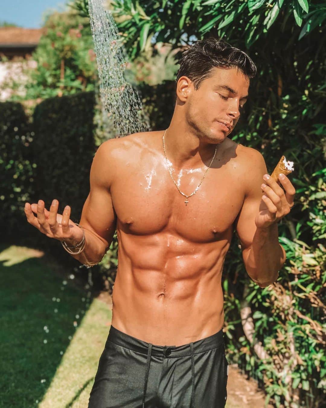 アンドレア・デンバーのインスタグラム：「Caption this 😁 Yummy non vedo l’ora di mangiarmi un bel cornetto algida  sotto la doccia 😂 e voi?  Yummy I can't wait to eat a good ice cream  under the shower 😂 and you? #summeriscoming」