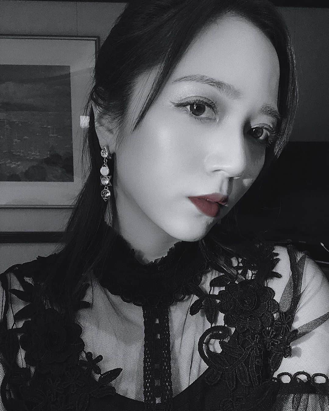 のインスタグラム：「🇮🇹 𝔐𝔞𝔰𝔮𝔲𝔢𝔯𝔞𝔡𝔢 𝔫𝔦𝔤𝔥𝔱. 🎭🖤 . @kikomilano で買ったアイテムで船の仮面舞踏会メイク💋 ドレスを黒にしたから目元カラフルにしてみた👁 ピカソって言われた👁👄👁笑▶︎▶︎▶︎swipe！ . . . #旅するヴァイオリニストinITALY #旅するヴァイオリニストinSunPrincess #SunPrincess #PrincessCruise #WorldCruise #Cruise #cruising #Venice#Venezia#ITALY#ITALIA#Travel#Traveler#Violinist#Artist#selfie#happy#相知明日香#旅するヴァイオリニスト#旅#旅行#ヴァイオリン#音楽#イタリア#ベニス#ヴェネツィア#クルーズ#世界一周#世界一周クルーズ#🇮🇹」