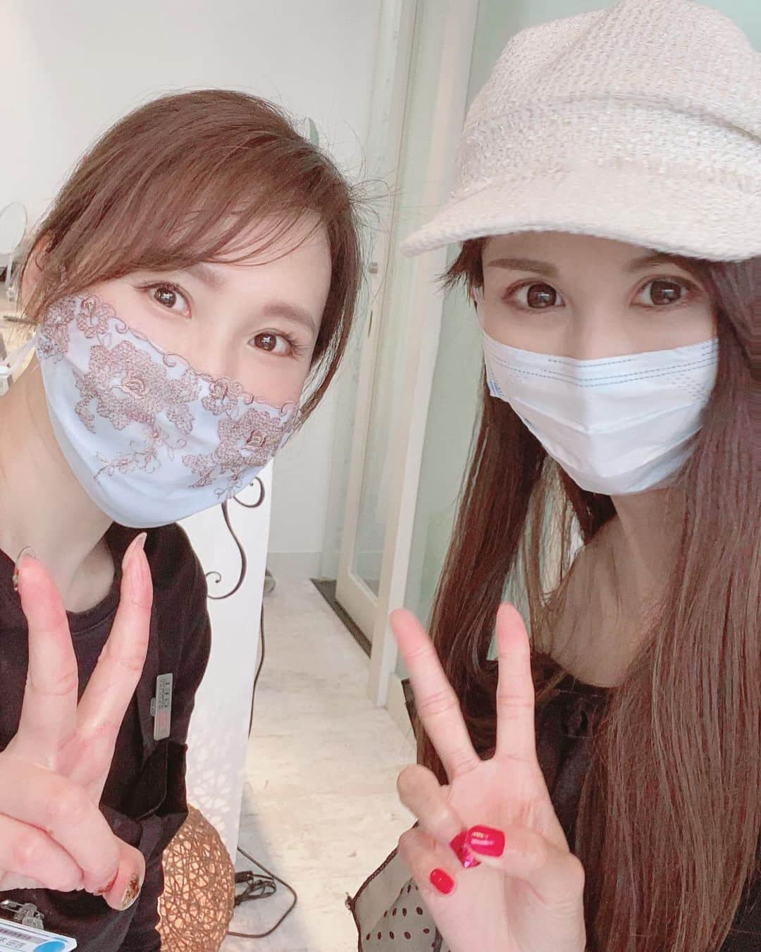 越野矢素子さんのインスタグラム写真 - (越野矢素子Instagram)「そろそろお仕事を再開するので、ネイルに行って来ました☺️ えっちゃんに紹介して貰った初めてのサロン @nailsalontears  さんへ行って来ました❤️ トークにも花が咲き良い時間を過ごさせて頂きました✨ 今回は短い爪にレッドネイル💅  今日のコーデは全て @madametsuko0126」5月19日 21時40分 - loversyaso