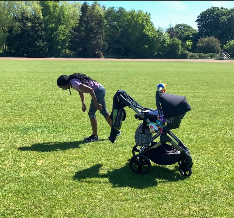 ビアンカ・ウィリアムズさんのインスタグラム写真 - (ビアンカ・ウィリアムズInstagram)「Quick session in between nap time😅 • • • • • • •  #multitasking #thisgirlcan #motherhoodjourney #mumlife❤」5月19日 21時40分 - biancaawills