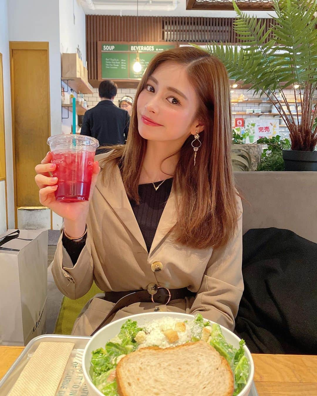 得あゆさんのインスタグラム写真 - (得あゆInstagram)「まだ髪が長いシリーズ🥗 あげてなかった写真あげてこ😌💭✨ ・ サラダ食べたい🥗 ・ ・ ・ ・ ・ ・ ・ ・ ・ ・ #おうちごはん#おうち時間#おうちカフェ#サラダ#ダイエット#ヘルシー#テイクアウト#お昼ごはん#ランチ#昼休み#春#春コーデ#インスタ映え#カメラ女子#写真#仕事#東京#カフェ#カフェ巡り#カフェ好き#ナチュラルメイク#おやつ#ダイエット#思い出#過去pic #spring#cafe#sakura#lunch#salad」5月19日 21時52分 - tokuayu819