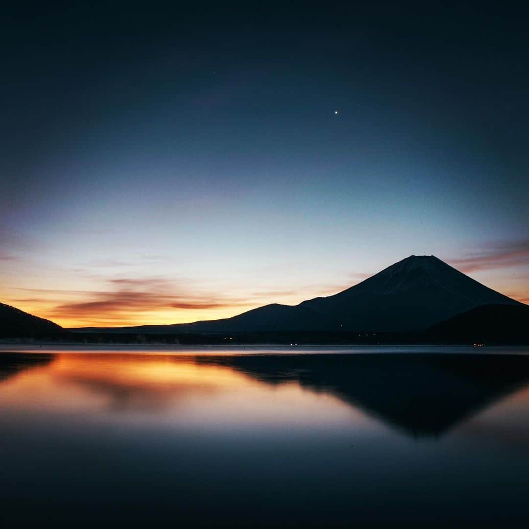 MARISのインスタグラム：「Thefresh air over there is so delicious 🗻🤍 I love nature ♡ I already miss Nature side of Japan 🇯🇵 😘✌️ You give us so much energy and power 😍👏 だーれもいない時間にSunrise見に行くのが好き♡この時間の富士山本当綺麗😍空気が美味しくて深呼吸するだけですっごいパワーもらえる🤍早くまた行きたいな🗻🇯🇵 年々自然がより好きになってる🌎❤️ ・ ・ ・ ・ ・ #japan #富士山　#mtfuji #love #nature #sunrise」