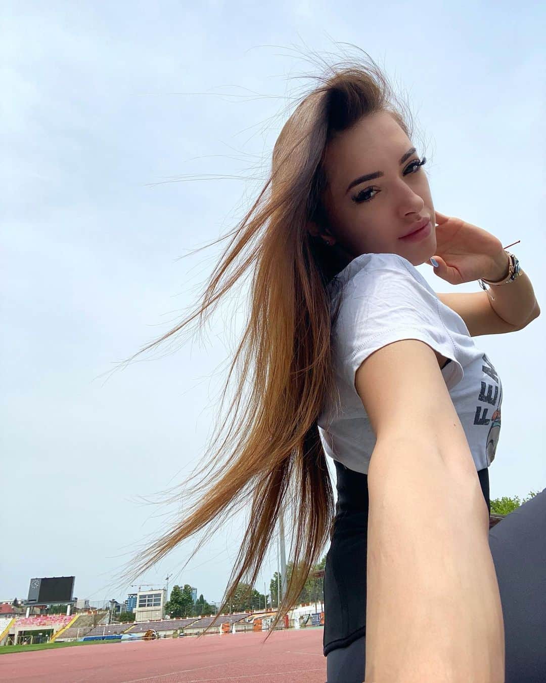ラリサ・ヨルダケのインスタグラム：「Be you. Do you. For you. 🤞💜」