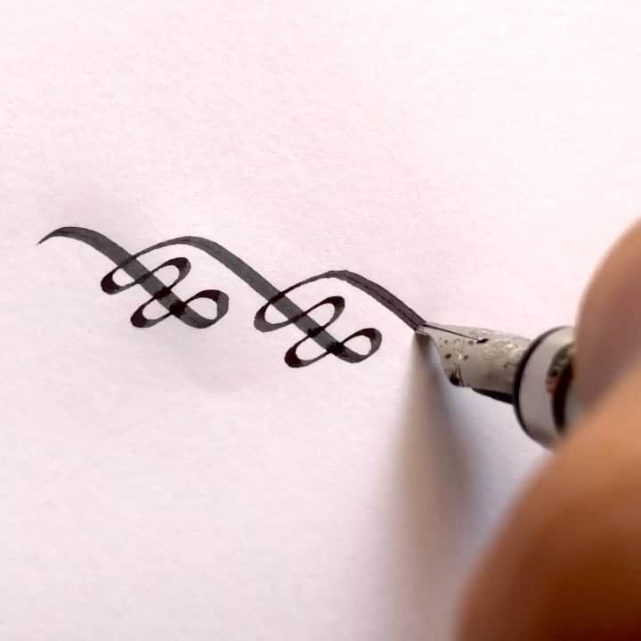 Seb Lesterのインスタグラム：「Prefer 1 or 2?🤔 People seem to really like these fun little doodles. Have a go at either and tag me if you like. ✍️🙂👍 #seblester #calligraphy #doodle」