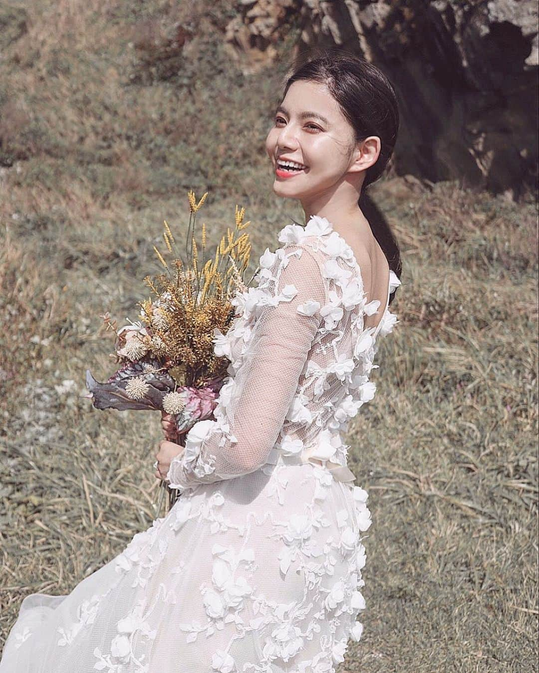 畑有里紗さんのインスタグラム写真 - (畑有里紗Instagram)「💐 . .@sho_arii.wedding #ウェディングフォト#ウェディングドレス #卒花嫁#wedding#前撮り#ブーケ #ウェディングブーケ#城ヶ島#前撮りロケ」5月19日 21時51分 - arii_m36