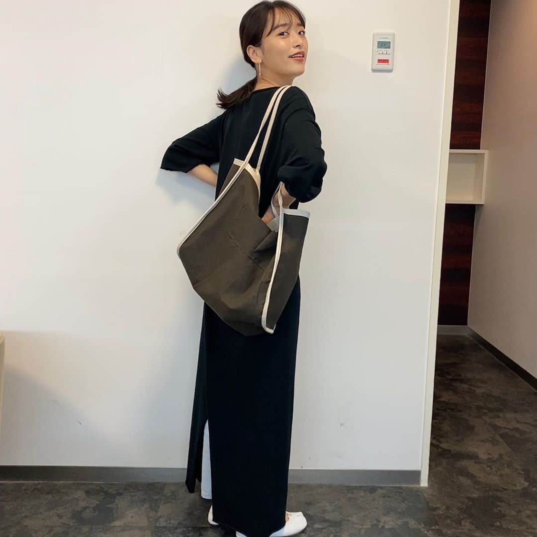 近藤千尋さんのインスタグラム写真 - (近藤千尋Instagram)「今日もお疲れ様でした💖 テラハを見て寝たいけど睡魔に負けそうな夜。。。🌠 このバック、軽くてリバーシブル❤️ カチッとしてなくて何にでも合いますなぁ❤️ @ajuga.shop  セレクト商品で26日発売です✨☺️ #黒もあるんだなぁ #更新しながら目が閉じていく 笑」5月19日 21時51分 - chipichan.1215