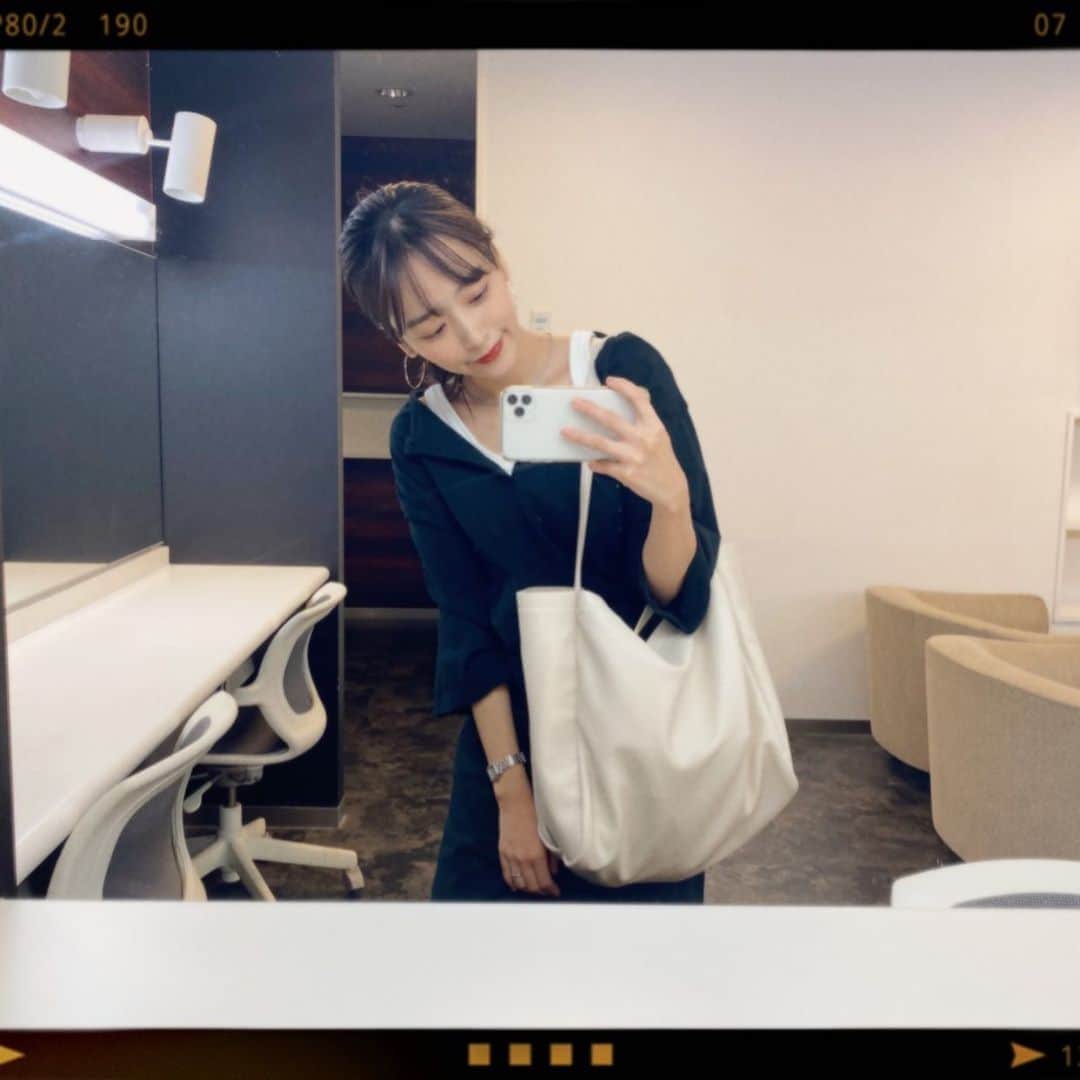 近藤千尋のインスタグラム：「今日もお疲れ様でした💖 テラハを見て寝たいけど睡魔に負けそうな夜。。。🌠 このバック、軽くてリバーシブル❤️ カチッとしてなくて何にでも合いますなぁ❤️ @ajuga.shop  セレクト商品で26日発売です✨☺️ #黒もあるんだなぁ #更新しながら目が閉じていく 笑」