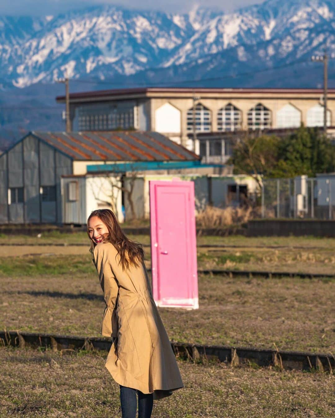 近藤あやさんのインスタグラム写真 - (近藤あやInstagram)「ドラえもんから借りてきた🤫🚪💙 みんなは、どこ行きたい？？？ ⠀ 私は変わらず、旅を発信する というお仕事を自粛しています。 ステイホーム。ステイ埼玉。 数ヶ月まで、月の半分はお仕事で日本中、世界中 飛び回っていたのが嘘のようだ。 ⠀ また時が来たときに、まずは日本から。 日本の観光をよくする動きをしたいなぁ。 Go To Travel in Japan ⠀ 一緒に乗り越えましょう🗾✊✨ ⠀ #富山 #過去pic #どこでもドア photo by📷 @inagakiyasuto」5月19日 21時44分 - doraemontoaya