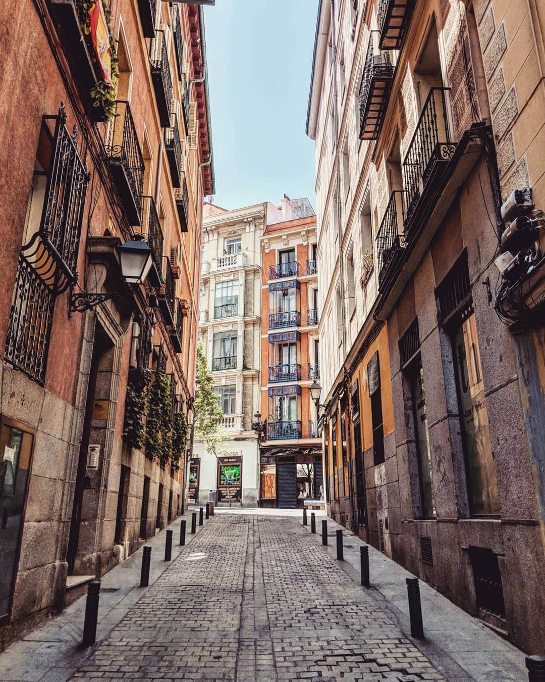 Guido Gutiérrez Ruizさんのインスタグラム写真 - (Guido Gutiérrez RuizInstagram)「Whispering streets • Calles susurrantes • #Madrid」5月19日 21時45分 - guigurui