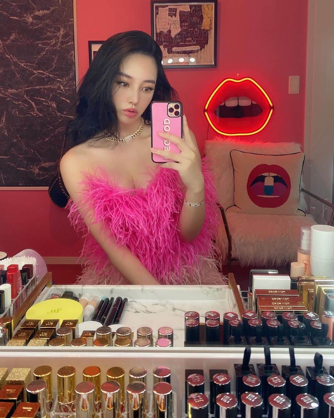 megbabyのインスタグラム：「ひとつ前の投稿ではたくさんのコメントありがとうございました🥰  みなさんの声を聞けて1年近く開発を続けているものがあるんだけど、はやく完成させなくては！とますます強く思えた💪🏻❤️ ありがとう❤️ そして、あした17時にまたニュースがあります💋💭」