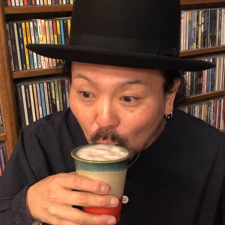 シーサーのインスタグラム：「・ ・ おうち時間てやつ何日目でしょうか。 ぷーぷーして曲作ったり、ご飯作ったり、 断捨離しまくったり、色んな人のネット配信見たり、 今まで知らなかった事調べたり。  トモダチに会えないのはそらぁ寂しくて震えますが、 オンライン飲み会ってやつでちょっと会ってる 気分になれるので、寂しん坊のボクにはサイコウです◎ けど早く会って乾杯したいもんだなぁ。  みんな元気くんですか。 ボクは元気くんです。 ピス！  #家にいすぎて #春感じなかったな #そろそろ夏くるよ #夏は感じたい #パーティーしてえなぁ #日々増える #お酒様」