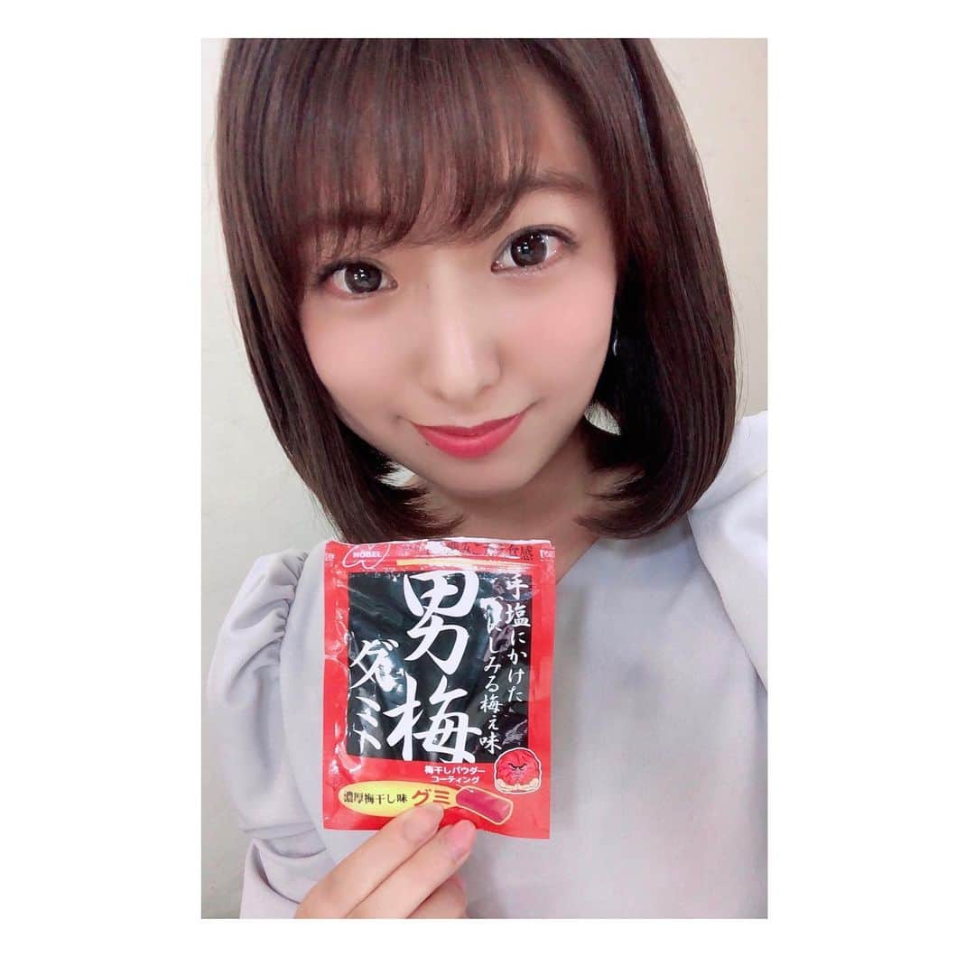 のインスタグラム：「👻 . これ、おいしい🥰 ハード系のグミが好きな方はぜひ！ . すっぱ　あま　うまい🤍❤️ . #男梅グミ これは #男梅 シリーズで1番好きかも なんでだろ #やみつきになる味 #気になる方はぜひトライしてみてくだされ #きょうの衣装 #褒めてくれる人たくさんで嬉しいです😆」