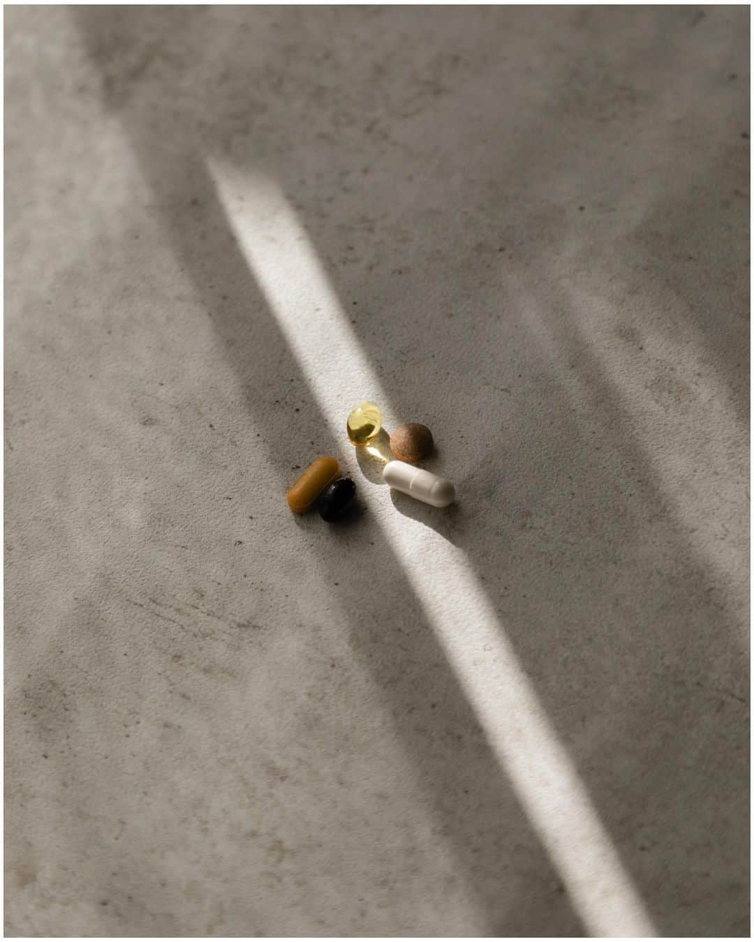 のインスタグラム：「最近飲み始めたプロダクト @fujimi_official 🌿 _ カスタマイズされた自分だけのサプリメント。サプリメントの専門家が丁寧に1つ1つ選び抜いた成分のみで作られているから信用できるかなあって。1日1包を私は就寝前にのんでいるよ🥛 _ prodacts / @fujimi_official  camera / @kou1021_  _ #fujimi #supplement #beautysupplement #pr #skincare #products #myfavproducts #おこもり美容 #stayhome」