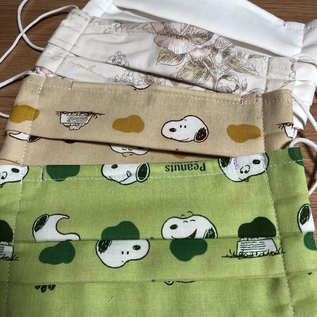 小泉エリのインスタグラム：「やっと外に付けていけるマスクを作れるようになりました😂 ミシンデビュー（家庭科以来）してから大きすぎて目まで隠れるマスクが出来上がったり、小さすぎて息がしにくいマスクが出来上がったり･･･ 何度も失敗しながらやっと出来ました😙 身内なら受け取ってくれるかなと思い、実家の母に送りました😋 ちょいと派手だったかな🤩 #手作りマスク  #ミシンデビュー #深夜1時に完成 #寝不足 #でも楽しいからよし」