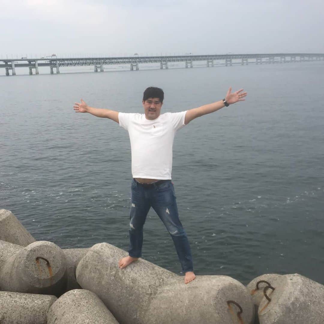 諸見里大介さんのインスタグラム写真 - (諸見里大介Instagram)「お知り合いがやられている 尼崎もつ鍋岩本さん@motuiwamoto から 激ウマもつ鍋セットともつ餃子頂きました！  必要なお野菜もカットされてて、 お肉やもつも入ってて、 具材やだしも全部揃ってて、 僕は鍋に入れて食べるだけでした😄  メチャクチャ美味しかったですよー！  もつ餃子ももつが入っててジューシーで激ウマ㊗️🎉㊗️ もつ餃子の写真撮るの忘れたので2枚目の僕が痩せてた頃の写真でご勘弁下さい🙏  痩せてて男前やばぁぁいねぇぇ！  お店でのテイクアウト、 尼崎市、西宮市、伊丹市はデリバリーも対応してるみたいなのでお近くの方はジェヒ！  #もつ鍋岩本 #尼崎市#塚口 #もつ鍋#もつ餃子 #テイクアウト#デリバリー」5月19日 22時08分 - moromi4