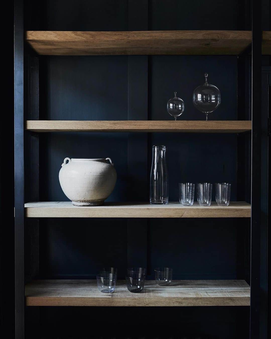 C E R E A Lのインスタグラム：「A collection of Viennese crystal by Lobmeyr catches the daylight from the ground floor window at New Road Residence. The project gives founders James Brown and Christie Fels an opportunity to articulate their stance on design, and collaborate with friends and brands in a unique way.  From the archive, Cereal Volume 13, 2017.  Read the full story online via the link in profile.  #newroadresidence」