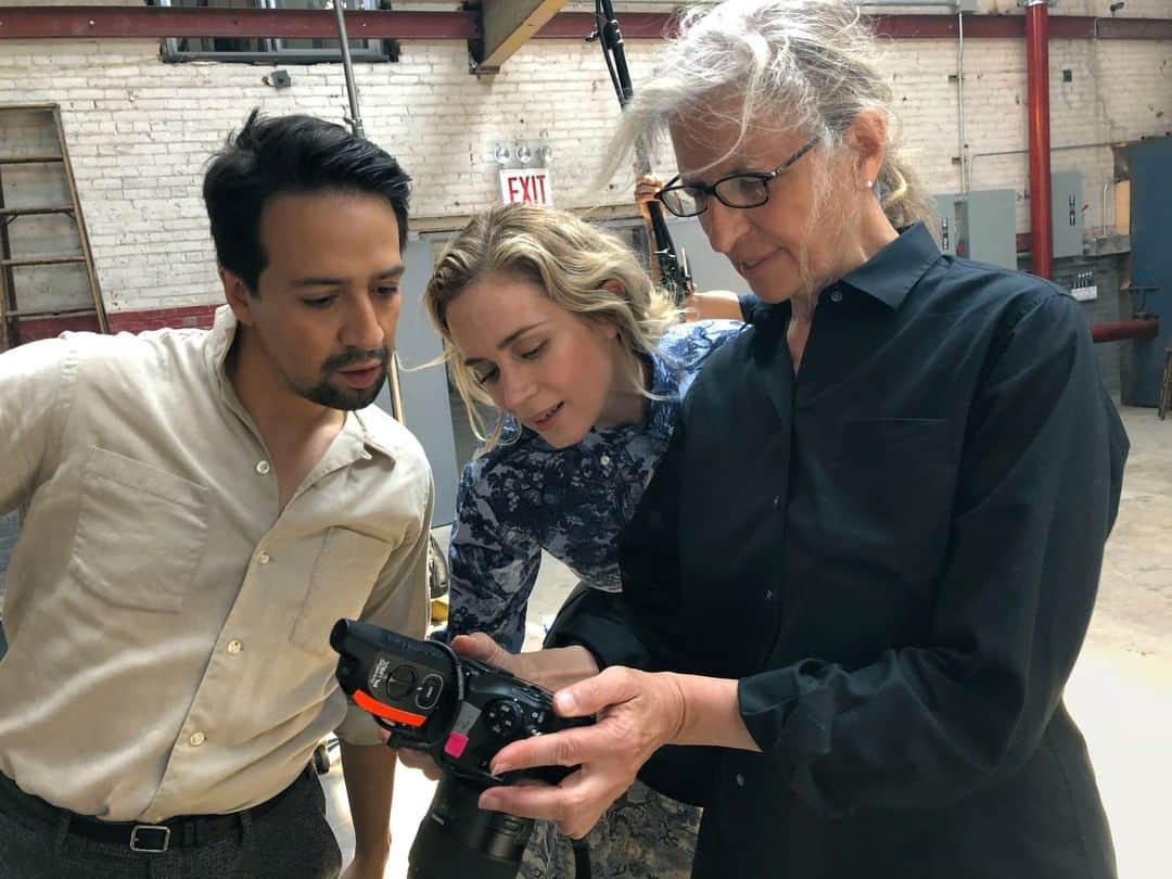 Vogueさんのインスタグラム写真 - (VogueInstagram)「We’ve teamed up with @omaze and @cfda to give you the chance to be @annieleibovitz’s VIP guest on a photoshoot (once it’s safe to travel again)! Tap the link in bio for details on how to enter. All donations benefit #CVFFACommonThread, the Vogue/CFDA Fashion Fund initiative launched to help those in fashion affected by COVID-19. Photo by @kmacnyc」5月19日 22時03分 - voguemagazine