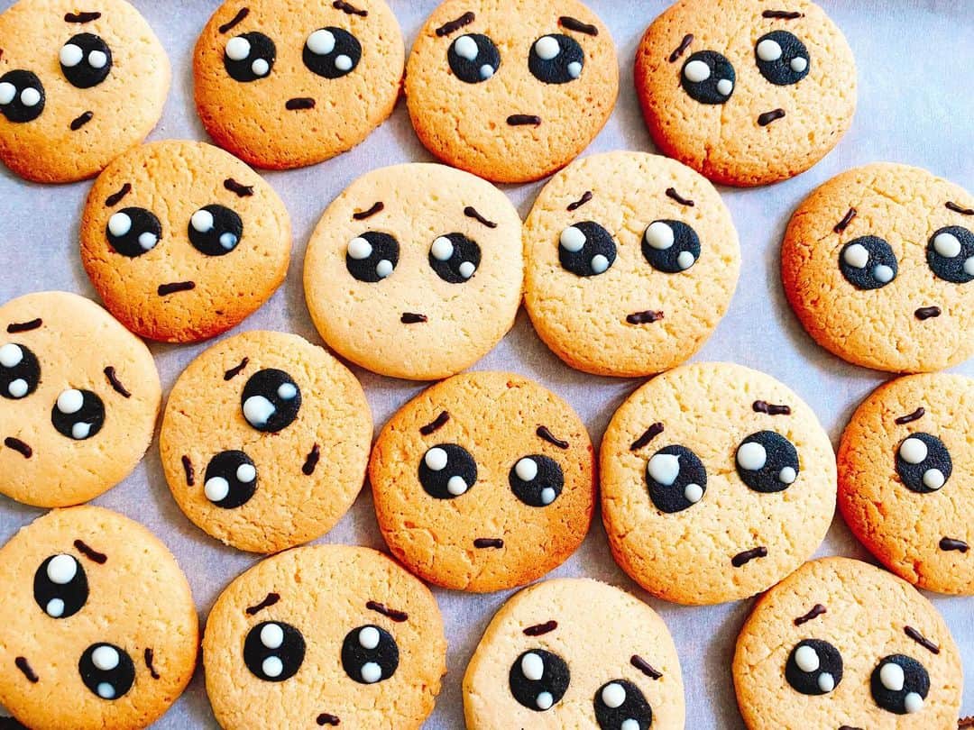 松本ももなさんのインスタグラム写真 - (松本ももなInstagram)「この前作ったぴえんクッキー🥺﻿ ﻿ 焼く時に偶然くっついた双子ちゃんが﻿ お気に入りでした🥺🥺﻿ ﻿ 楽しいから♡ぴえんに耳つけてまた作ろうかな🧸﻿ ﻿ ﻿ ﻿ #ぴえんクッキー #ぴえん #クッキー #クッキー作り #手作り #手作りお菓子 #手作りクッキー」5月19日 22時05分 - momona.1012
