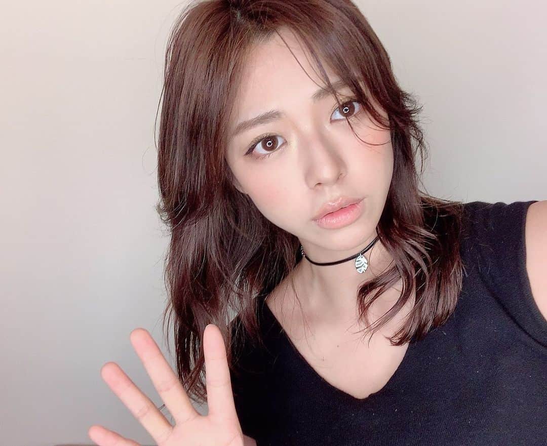わちみなみのインスタグラム：「ヌーディーな感じに！﻿ ヘアオイルちゃんとつけたらよくなったかも😅﻿ ﻿ 💄 @shiseido_corp プレイリストのBE101﻿ チーク　@lorealparis マットブラッシュ10﻿ マットタイプのチークにはまってます﻿😌﻿ ﻿ チョーカー聞かれるけど、﻿ @gu_global  だよ💛  今日のカラコン　TEENTEENのラテブラウンなんだけど、着色半径小さくて自然🐥🐥12.8ミリ　@poplens_official で買ったよ🐰  #わちコスメ　#GUコーデ　 #ロレアル　#資生堂　#コーデ　 #コスメ」