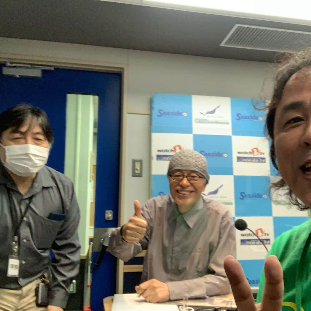 日浦孝則さんのインスタグラム写真 - (日浦孝則Instagram)「今日は久々にラジオの収録に東京FMに来ました！ なんと昨日呼ばれて今日の収録！ 先日の雨天の撮影のFBを見たパーソナリティーの川辺保弘さんから急に声がかかり伺いました！しかも二週分、さらに、ニューアルバムの出来立てホヤホヤの音源も持っていきましたし、中には、まだ最終MIXも出来てない曲も後日届けることになってるくらいなので、この番組が日本で一番最初に僕のニューアルバムの音源を放送する番組になりそうです！  放送は、5/24(日)と5/31(日)の両日とも23:20〜23:50です。 全国コミュニティFM104局ネットです。 最近は地域関係なく世界中から聞いてもらえるらしい！ とりあえず、ネットで、 下のURL FMブルー湘南　や FM千里 にアクセスすれば聞くことが出来ます！ なかなか話もはずんでましたし、生歌もありです。 是非、お聞きください！  FMブルー湘南(横須賀市 ) https://www.jcbasimul.com/radio/769/ FM千里(豊中市) :https://www.jcbasimul.com/radio/1234/ など ※ iPhoneやAndroid携帯では無料アプリTunein Radio、パソコン&スマートフォンインターネットではJCBAサイマルラジオ（http://www.jcbasimul.com/）からリアルタイムで🌏世界中で視聴可能です。」5月19日 22時12分 - paperisland