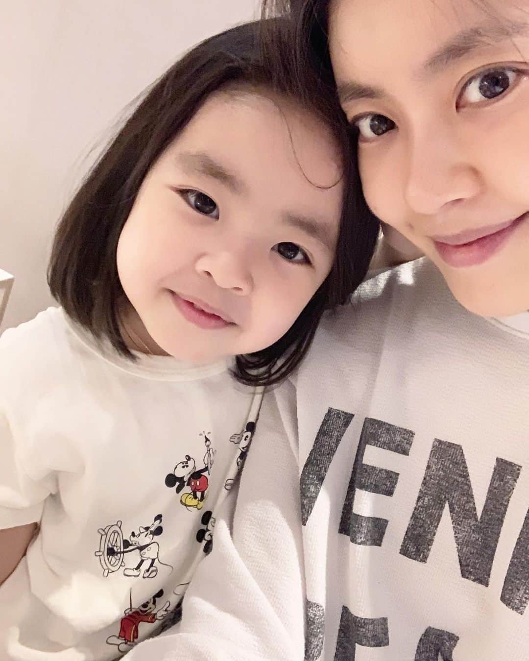 イ・ユンジのインスタグラム：「내첫사랑#라니지요#나를기다리다잠든너를안고오늘밤쿨쿨자버릴까」