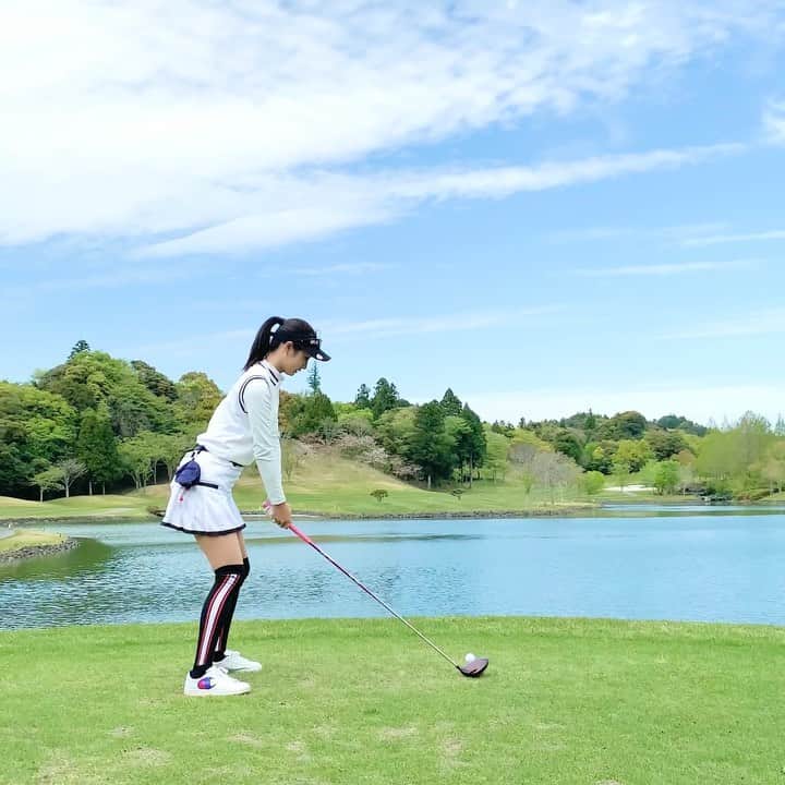 筒井萌子のインスタグラム：「* がまちゃん🐸と愉快な仲間達とゴルフ⛳️した時‪𓍯 ‬ かなり前なのでドスライスに悩んでるとき💦 手元が浮くのを直して今は少しマシになりましたꪔ̤̮ このコースは左からも狙えるんだけど ここはみんな池越えしよー！って 挑戦した時の𖤐˒˒みんなのったね💕 ・ wear: @archivio.official  #筒井萌子 #女優 #actress #モデル #model #岡山  #shooting #instagood #instalike #converse #撮影 #followme #instalike #ゴルフ #ゴルフ女子 #ゴルフコーデ #골프 #좋아요반사 #좋아요그램 #좋아요환영 #데일리그램 #패션 #오오티디 #카페 #コンバース #converse #コンバースゴルフ #アルチビオ #archivio」