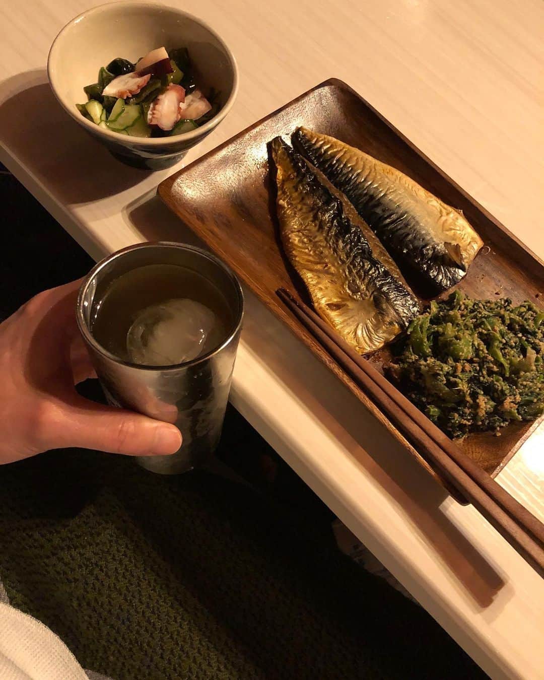 樽美酒研二さんのインスタグラム写真 - (樽美酒研二Instagram)「今日は久々飲んでいます🥃😚✨ #全部スーパーで買ってきた物をただ盛り付けてるだけです🙋‍♂️ #因みに魚に酢の物和え物全部半額でした🤩✨パラダイスっ」5月19日 22時22分 - ketsu.no.kamisama