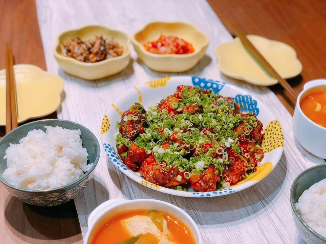 坂本詩緒里さんのインスタグラム写真 - (坂本詩緒里Instagram)「#今日の夕食  #韓国料理 #ヤンニョムチキン  #スンドゥブチゲ  #我が家の食卓 #キムチ #持ち麦入りご飯 #よるごはん #手作り #自炊 #赤多め #韓国 #おうちごはん #おうち時間 #料理好きな人と繋がりたい #dinner #cooking #korea」5月19日 22時23分 - jpba529