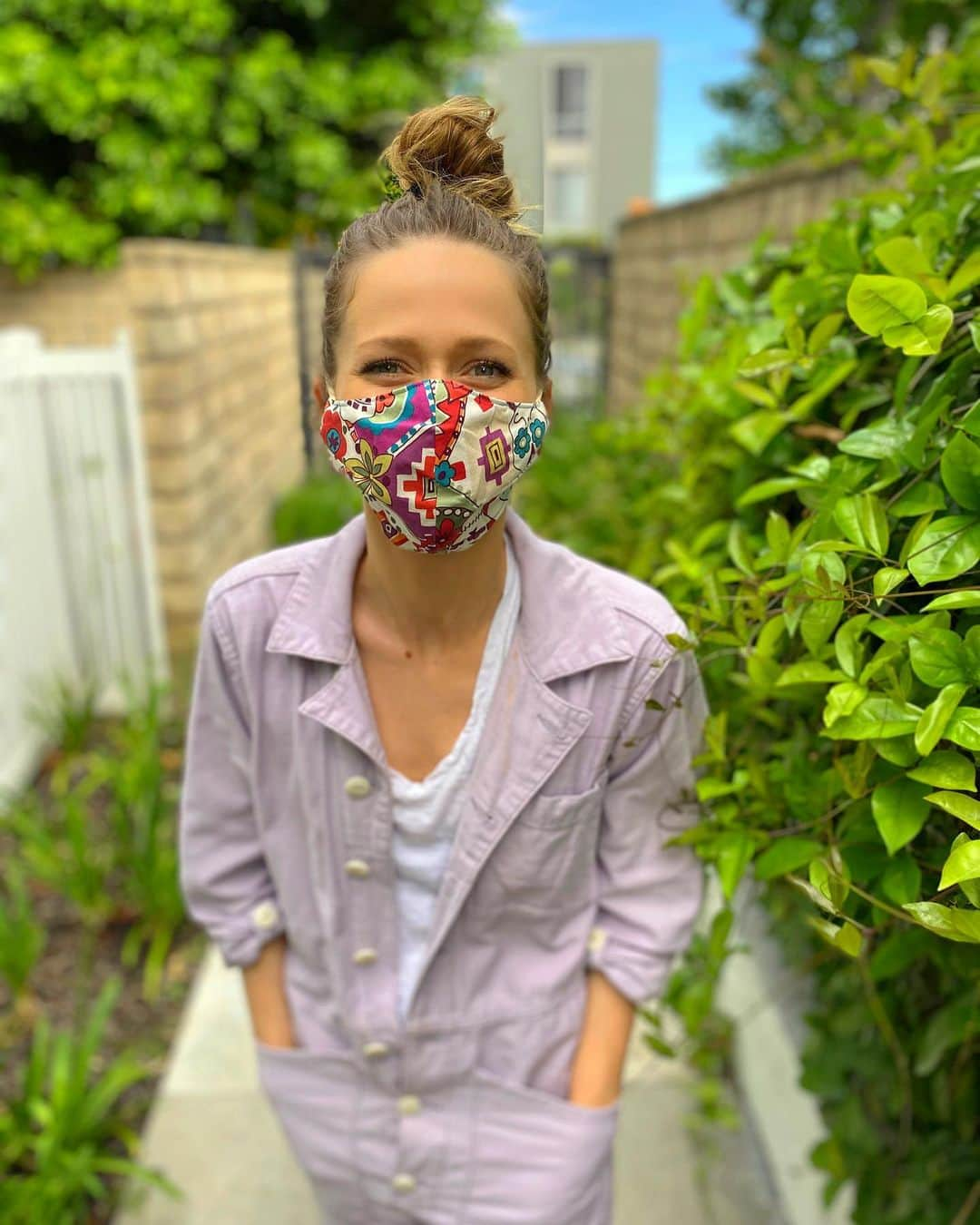 ジョアンナ・ブラッディのインスタグラム：「Thankful for a sunny day ☀️ Mask cred @nicolesuerez」