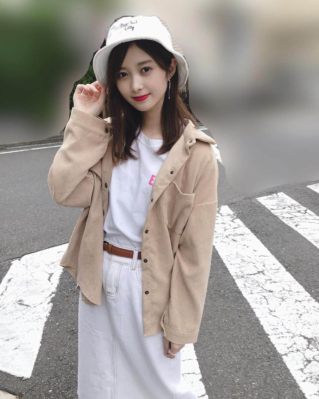 松川星さんのインスタグラム写真 - (松川星Instagram)「ホワイトコーデ 💭 タイトの白いスカート初めて挑戦したけど着回したくさんできそう︎︎︎︎︎ ︎︎︎︎︎☺︎ #お散歩コーデ」5月19日 22時28分 - akarin__rin