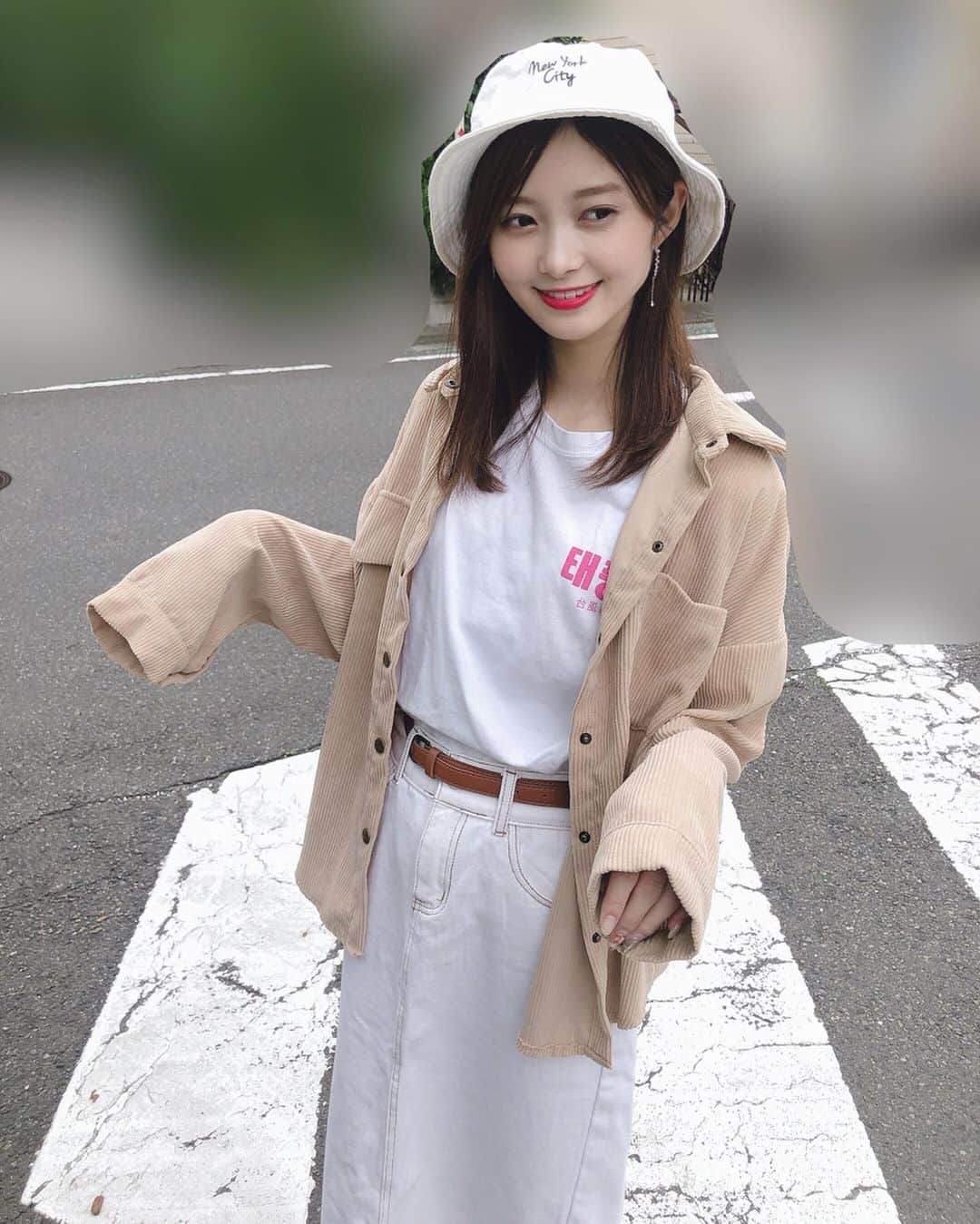 松川星さんのインスタグラム写真 - (松川星Instagram)「ホワイトコーデ 💭 タイトの白いスカート初めて挑戦したけど着回したくさんできそう︎︎︎︎︎ ︎︎︎︎︎☺︎ #お散歩コーデ」5月19日 22時28分 - akarin__rin