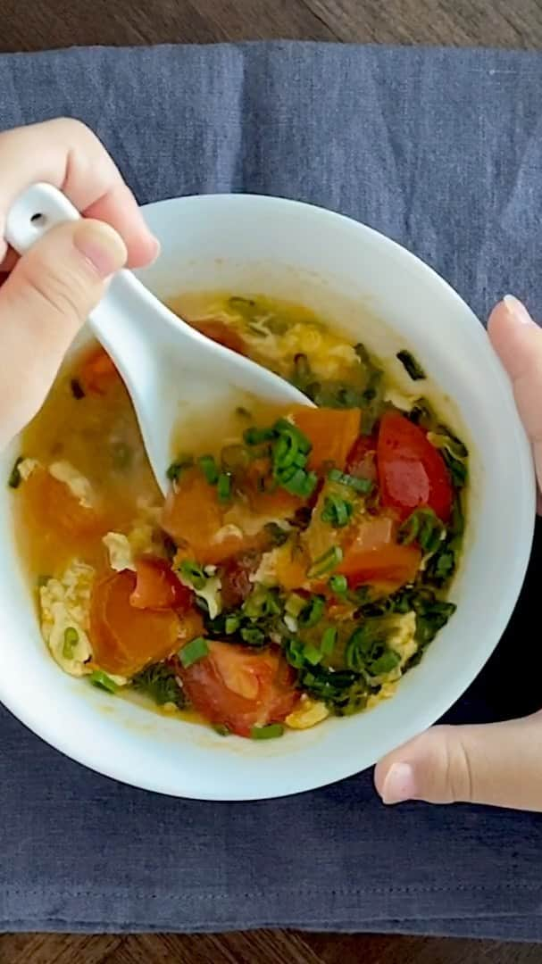 Samantha Leeのインスタグラム：「Tasty food doesn’t have to be complicated. Today I’m sharing a very homely dish: Tomato Egg Drop Soup. Neither chicken stock nor cornstarch required, this is a tasty, healthy dish that you can make in 15 minutes. My kids love to have it for breakfast.  This video is warmly brought to you by VICKS.  #VicksCares #leesamantha」