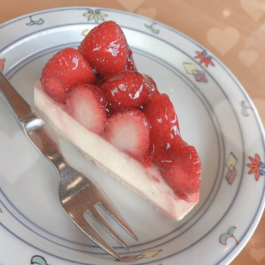 井上瑠夏のインスタグラム：「だいすきイチゴ〜🍓﻿ ﻿ ﻿ ﻿ ﻿ ﻿ #苺﻿ #レアチーズ﻿ #タルト #ケーキ #スイーツ #love #過去pic #🍓」